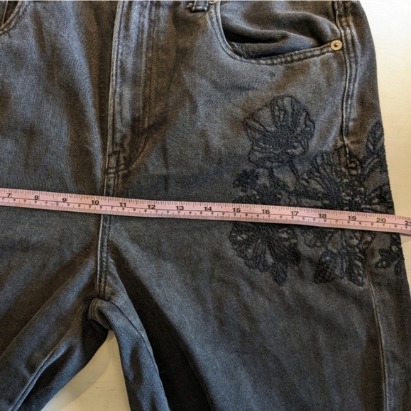 🖤 AEO Faded Black High Rise Ankle Mom Jean with Floral Embroidery, 10 - Picture 11 of 16